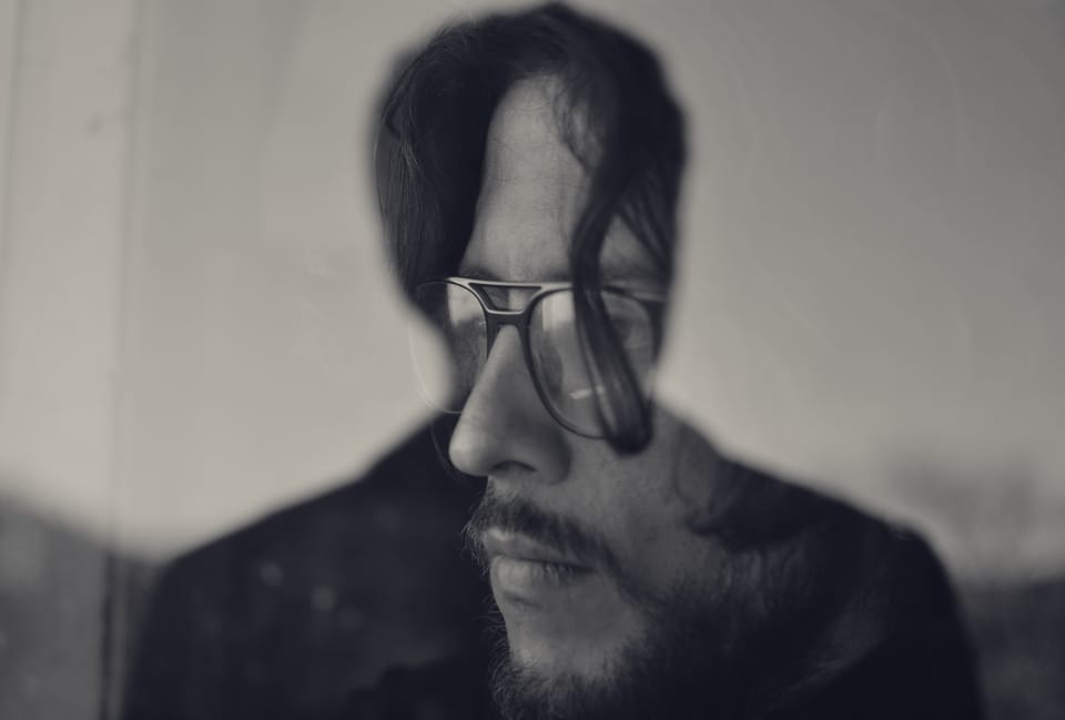 Retrato de Luis Adolfo Báez de perfil, con lentes